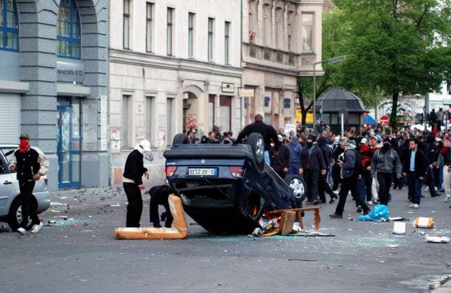 Vermummte errichten Barrikaden aus herumstehenden Autos - Krawalle am 1. Mai in Berlin-Kreuzberg
