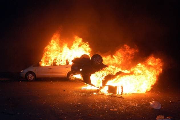 Brennende Autos - Krawalle am 1. Mai in Berlin-Kreuzberg