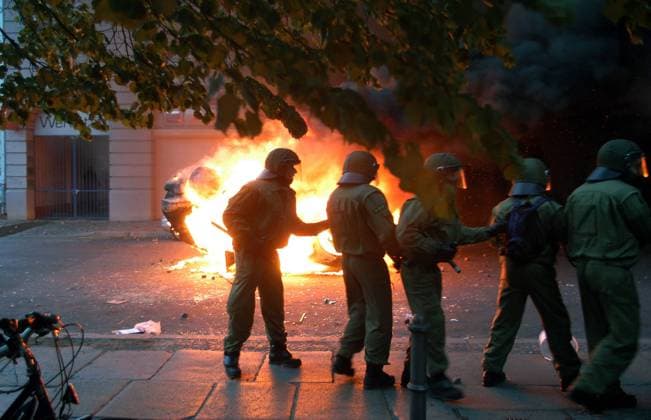 Polizisten hilflos vor brennenden Autos - Krawalle am 1. Mai in Berlin-Kreuzberg