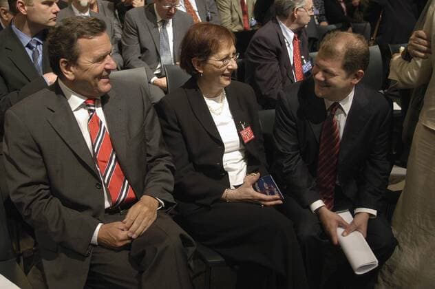 Bundeskanzler Gerhard Schröder (li., Deutschland SPD), Heide Simonis (Deutschland SPD Ministerpräsidentin Schleswig-Holstein) und Olaf Scholz (Deutschland SPD-Generalsekretär) anlässlich der Feierlichkeiten zum 140jährigen Bestehen der SPD in Berlin