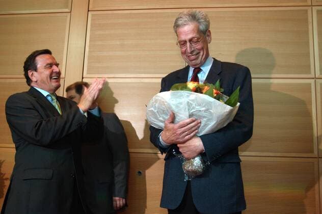 Bundeskanzler Gerhard Schröder (Deutschland SPD) beschenkt den Sieger der Bremer Bürgerschaftswahl Henning Scherf (Deutschland SPD Bürgermeister Bremen) mit Blumen - Berlin