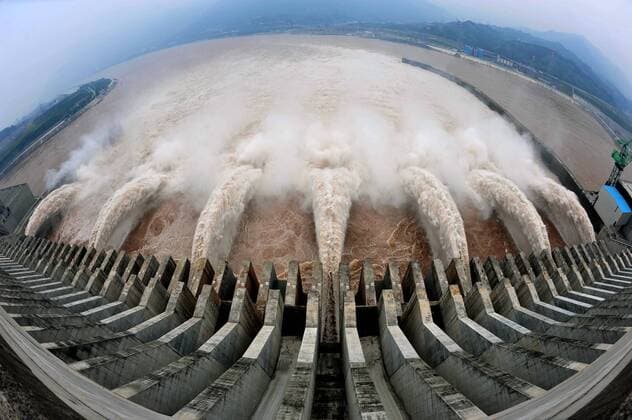 Geöffnete Schleusen des Drei-Schluchten-Staudamms in den Jangtse - China - 