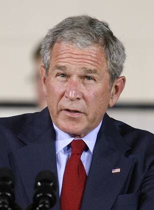 Präsident George W. Bush (USA) spricht während einer Veranstaltung in den Jackson Barracks in New Orleans anlässlich einer Gedenkfeier zu Ehren der Opfer des Hurrikan Katrina -  (nop2008082002)