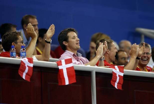 Kulturminister Brian Mikkelsen (li., Dänemark) und Kronprinz Frederik von Dänemark (Mitte) während der olympischen Spiele in Peking - 