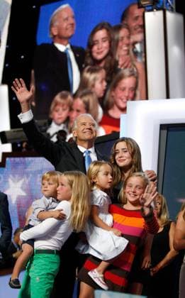 Vizepräsidentschaftskandidat Joe Biden (USA Demokraten Senator Delaware) mit seinen Enkelkindern während des Parteitags der Demokraten in Denver -  (DNC20080827922)