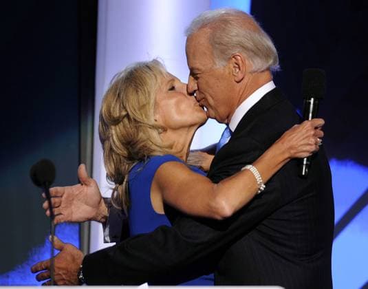 Vizepräsidentschaftskandidat Joe Biden (USA Demokraten Senator Delaware) küsst seine Ehefrau Jill während des Parteitags der Demokraten in Denver -  (DNC200808273416)