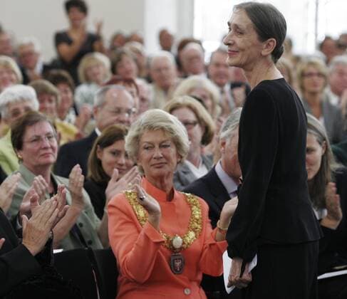 Choreographin Pina Bausch (re.) im Beisein von Petra Roth (Mitte Deutschland CDU Oberbürgermeisterin Frankfurt am Main) anlässlich ihrer Verleihung des Goethepreises in Frankfurt am Main