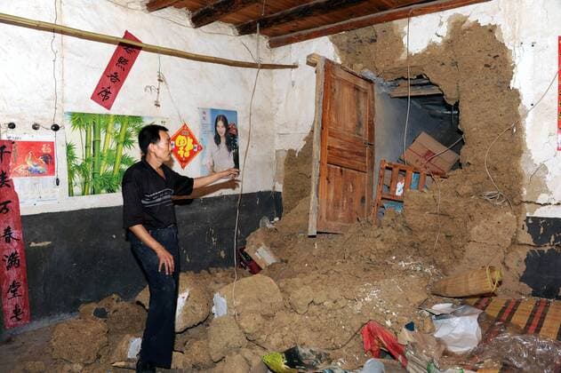 Schäden in einem Wohnhaus nach dem Erdbeben in Datian 