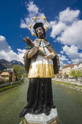 Heiligenstatue auf einer Brücke in Bad Ischl - Österreich - iblals00853452
