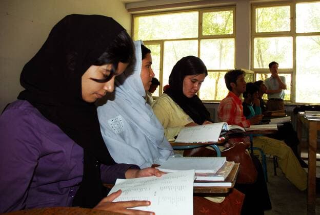 Frauen lernen Chinesisch am - Confucius Institute of Kabul University - in Kabul - 