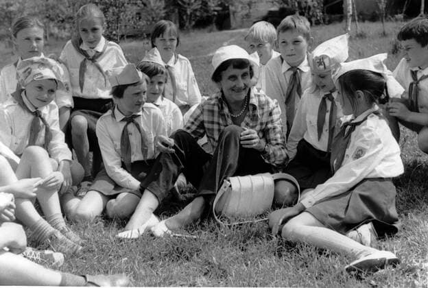 Schriftstellerin Astrid Lindgren (Mitte) mit sowjetischen Pionieren in der UdSSR - 