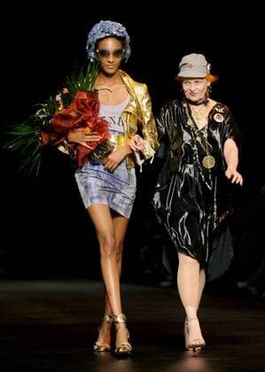 Designerin Vivienne Westwood (re.) neben einem Model anlässlich der Präsentation ihrer Frühjahr Sommer-Kollektion im Rahmen der London Fashion Week -  (lon2008091809)