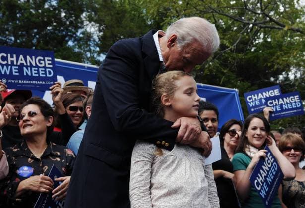 Vizepräsidentschaftskandidat Joe Biden (USA Demokraten Senator Delaware) mit Enkelein Finnegan anlässlich einer Wahlkampfveranstaltung in Sterling, Virginia -  (WAP20080919720)