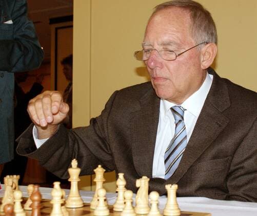 Innenminister Wolfgang Schäuble (Deutschland CDU) während des Politiker-Schachturniers des Berliner Schachverbandes in Berlin