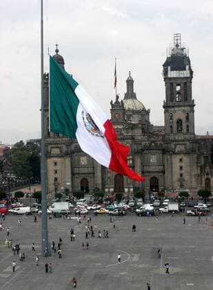 Flagge auf Halbmast während der Trauerfeierlichkeiten für die Erdbebenopfer zum 23. Jahrestag der Erdbebenkatastrophe von 1985 in Mexiko-Stadt - 