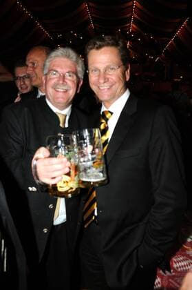 Martin Zeil (li., Deutschland FDP-Generalsekretär Bayern) und Guido Westerwelle (Deutschland FDP-Vorsitzender) mit Maß im Hippodrom auf dem Oktoberfest in München
