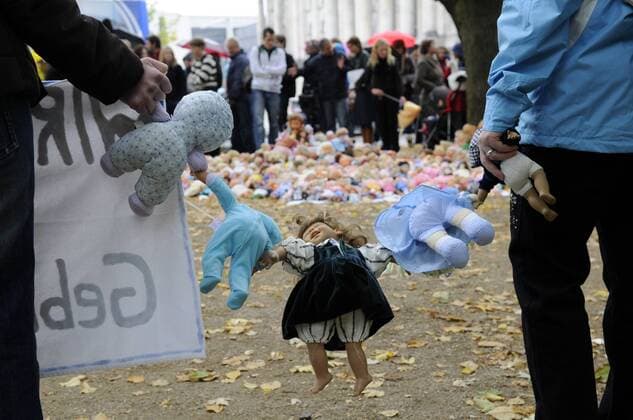 Aktion Kinderwunsch e.V. wirbt mit einer Puppen-Protest-Aktion für die finanzielle Unterstützung der Kinderwunschbehandlung in Berlin