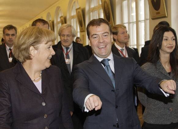Bundeskanzlerin Angela Merkel (Deutschland CDU) und Präsident Dmitry Medvedev (Russland) anlässlich eines Treffens in Sankt Petersburg -  SPB2008100202