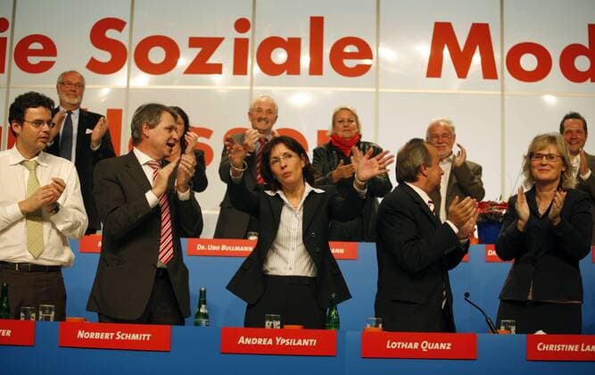 Vorn v.r.n.l.: Christine Lambrecht (Deutschland SPD MdB), Lothar Quanz (Deutschland SPD Erster Vizepräsident hessischer Landtag), Andrea Ypsilanti (Deutschland SPD-Landesvorsitzende Hessen) und Norbert Schmitt (Deutschland Generalsekretär SPD-Landesverband Hessen) beim Landesparteitag der SPD Hessen in Fulda