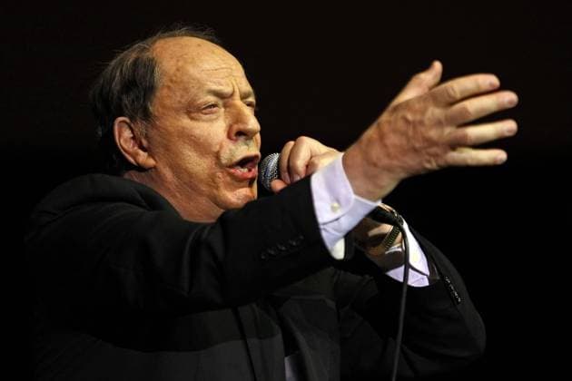 Sänger Charles Dumont während eines Konzerts seiner Tournee - Nein, ich bereue nichts. Konzert der großen Gefühle - in Leipzig