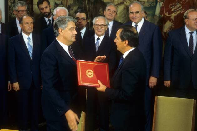 Staatsratsvorsitzender Erich Honecker (Mitte, DDR SED), Bundeskanzler Helmut Kohl (daneben re., Deutschland CDU) und Außenminister Oskar Fischer (DDR) anlässlich der Unterzeichnung des deutsch-deutschen Vertragsabkommens in Bonn