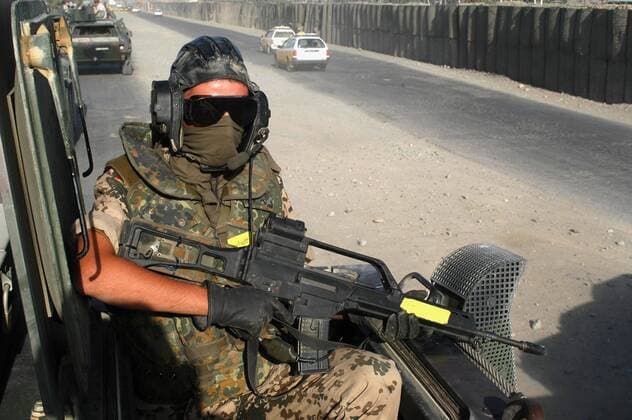 Bewaffneter Bundeswehrsoldat auf Patrouille in Kabul