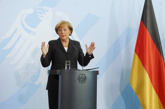 Bundeskanzlerin Angela Merkel (Deutschland CDU) anlässlich einer Pressekonferenz zum Hilfspaket der Bundesregierung zur Stabilisierung des Finanzmarktes angesichts der weltweiten Finanzkrise in Berlin