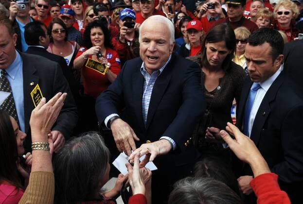 Präsidentschaftskandidat John McCain (USA Republikaner Senator Arizona) umringt von Anhängern während einer Wahlkampfveranstaltung in Woodbridge -  (wap20081018705)