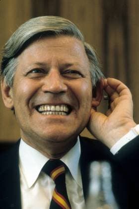 Bundeskanzler Helmut Schmidt (Deutschland SPD) spitzt gut gelaunt die Ohren