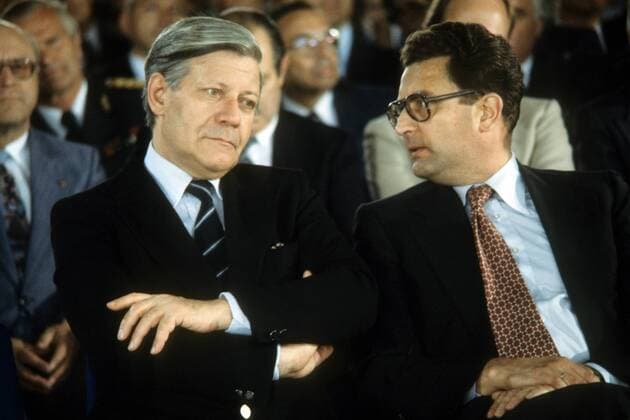 Bundeskanzler Helmut Schmidt (li., Deutschland SPD) neben Innenminister Gerhart Rudolf Baum (re., Deutschland FDP) in Bonn