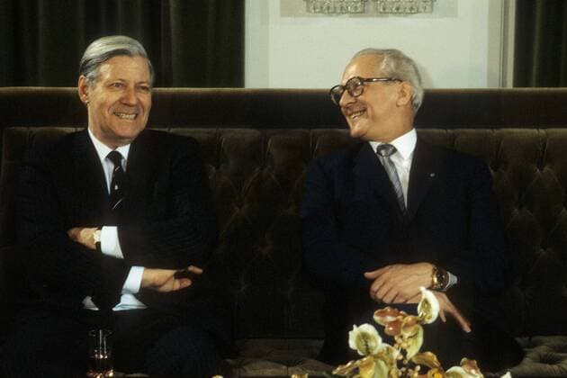 Bundeskanzler Helmut Schmidt (li., Deutschland SPD) neben Erich Honecker (re., DDR SED Staatsratsvorsitzender) anlässlich eines Treffens