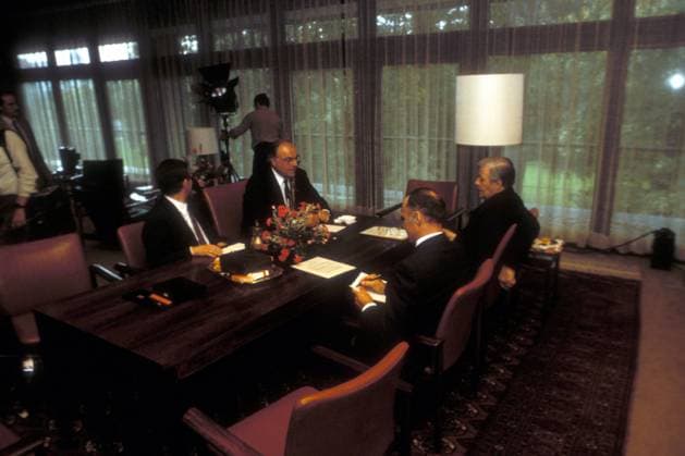 Bundeskanzler Helmut Schmidt (re., Deutschland SPD) anlässlich der Amtsübergabe an seinen designierten Nachfolger Helmut Kohl (2.v.li., Deutschland CDU) im Bundeskanzleramt in Bonn