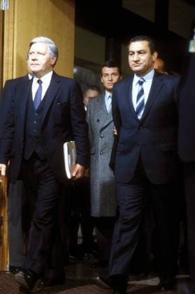 Bundeskanzler Helmut Schmidt (Deutschland SPD) neben Präsident Hosni Mubarak (re., Ägypten) anlässlich eines Treffens in Bonn
