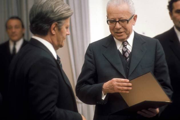 Bundeskanzler Helmut Schmidt (li., Deutschland SPD) erhält die Ernennungsurkunde aus den Händen von Bundespräsident Gustav Heinemann (re., Deutschland SPD) in Bonn