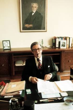 Bundeskanzler Helmut Schmidt (Deutschland SPD) in seinem Büro