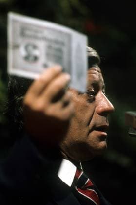 Bundeskanzler Helmut Schmidt (Deutschland SPD) hält eine Banknote