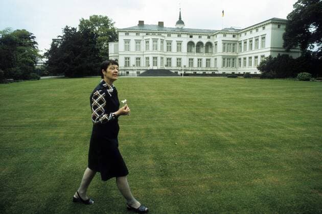 Hannelore Schmidt (li., Deutschland SPD) vor dem Bundeskanzleramt in Bonn