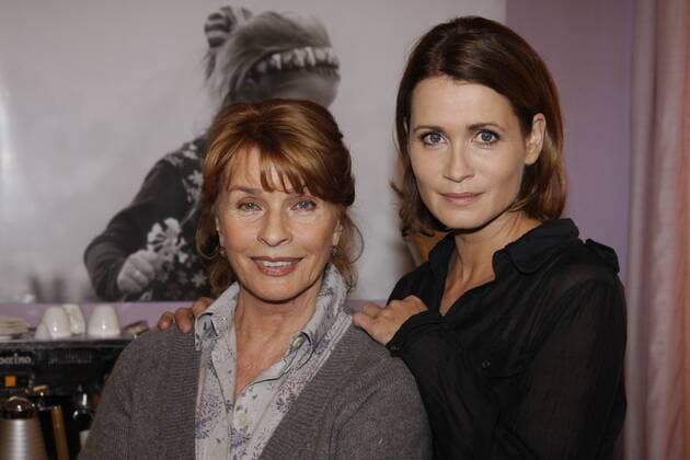 Schauspielerinnen Senta Berger (li.) und Anja Kling anlässlich eines Pressetermins am Set zu der Komödie - Mama kommt! - in Berlin