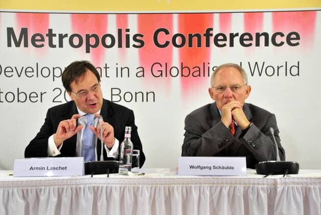 Wolfgang Schäuble (Deutschland CDU Innenminister) und Armin Laschet (li., Deutschland CDU Integrationsminister NRW) während der 13. Internationalen Metropolis Konferenz in Bonn