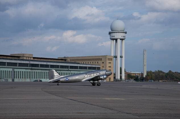 Propellerflugzeug Douglas C 47 Skytrain zum letzten Mal auf dem Flughafen Berlin Tempelhof vor der endgültigen Schließung