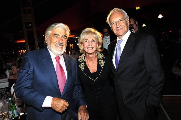 Schauspieler Mario Adorf (li.) und Edmund Stoiber (Deutschland CSU) mit Ehefrau Karin anlässlich der Eröffnung des Teatro-Varietes in München