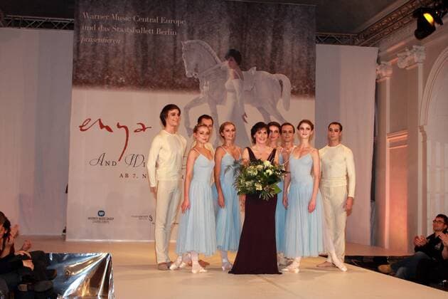 Sängerin Enya mit Tänzern des Staatsballett Berlin anlässlich der Präsentation ihrer CD - And Winter Came.. - in Berlin