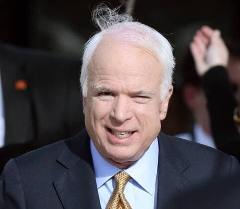 Präsidentschaftskandidat John McCain (USA Republikaner) nach seiner Stimmabgabe während der Präsidentschaftswahl in Phoenix  (pxp2008110403)