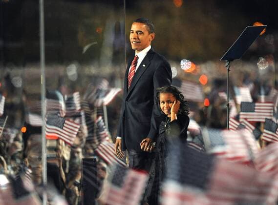 Wahlsieger Barack Obama (USA Demokraten) mit Tochter Sasha hinter Panzerglas anlässlich der Verkündung seines Triumphes in Chicago  (CHI200811041114)