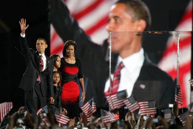 Wahlsieger Barack Obama (USA Demokraten) mit Ehefrau Michelle und den Töchtern Natasha (vorn) und Malia Ann anlässlich der Verkündung seines Triumphes vor Anhängern in Chicago  (CHI20081104304)