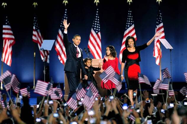 Berühmte Feministinnen, Michelle Obama Wahlsieger Barack Obama (li., USA Demokraten) mit Ehefrau Michelle und den Töchtern Malia Ann (2.v.re.) und Natasha auf der Siegesfeier der Demokraten in Chicago - 