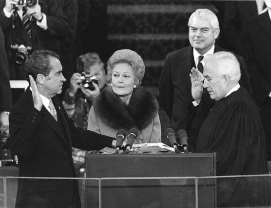 Richter Warren Burger (re.) vereidigt Präsident Richard Nixon (USA) für dessen zweite Amtszeit im Beisein von Pat Nixon (Ehefrau von Richard Nixon) und Marlow Cook (USA) in Washington DC -  (ARKEWB19730120005)