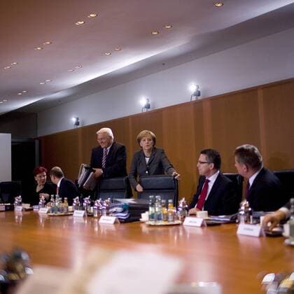 Kabinettssitzung - v.l.n.r.: Entwicklungsministerin Heidemarie Wieczorek-Zeul (SPD), Arbeitsminister Olaf Scholz (SPD), Außenminister Frank-Walter Steinmeier (SPD), Bundeskanzlerin Angela Merkel (CDU), Kanzleramtsminister Thomas de Maiziere (CDU) und Staatsminister im Kanzleramt Hermann Gröhe (CDU) (alle Deutschland) anlässlich der 128. Sitzung des Bundeskabinetts in Berlin