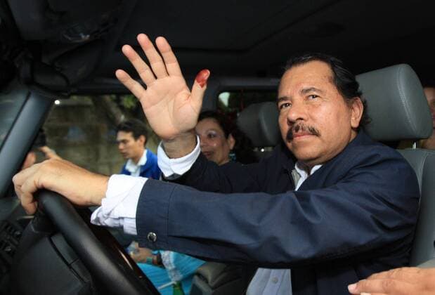 Präsident Daniel Ortega Saavedra (Nikaragua) mit gefärbtem Daumen nach der Stimmabgabe - Kommunalwahlen in Managua 