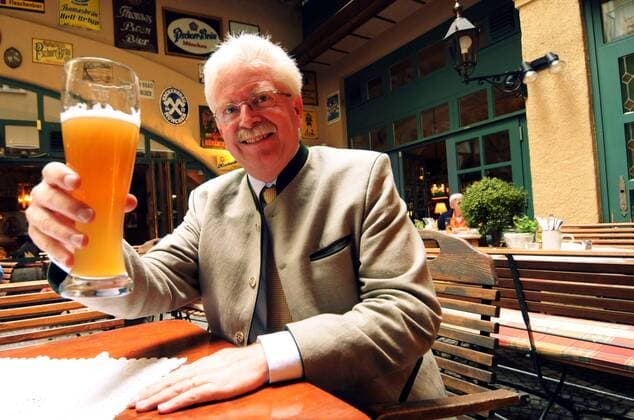 Martin Zeil (Deutschland FDP-Generalsekretär Bayern) prostet mit Bierglas in München